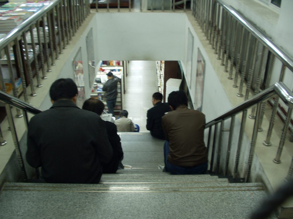 中国の本屋で座り読みする人たち