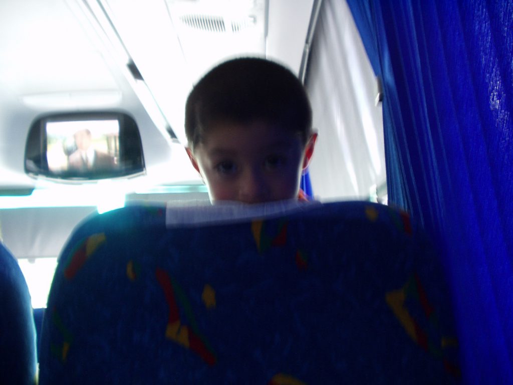 バスで後ろをのぞいてきた男の子